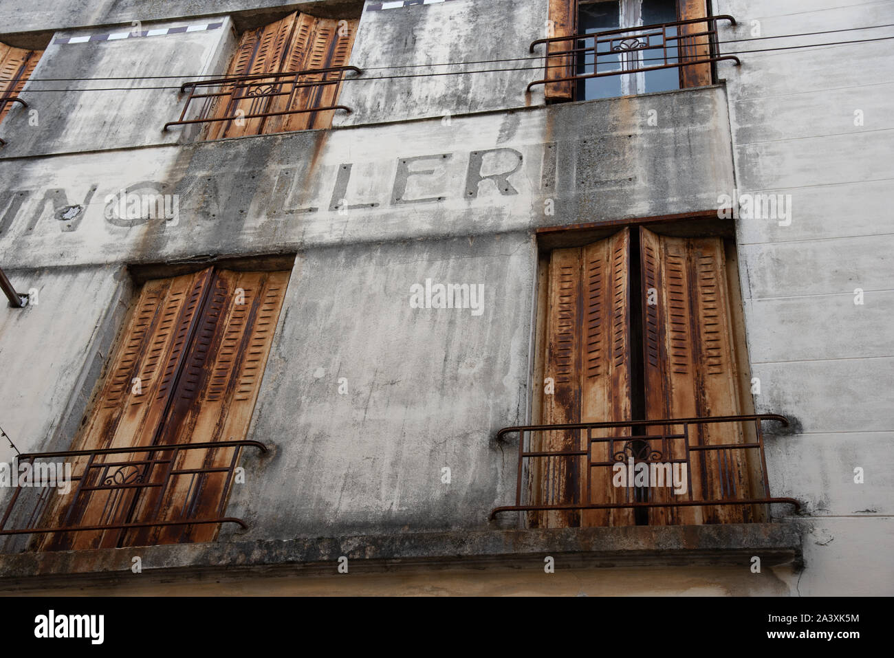 Vecchio tapparelle su gli esterni di edifici a Parthenay Francia Foto Stock