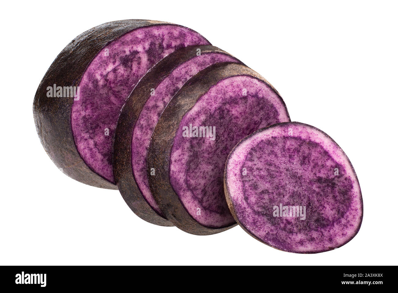 Viola patata (Solanum tuberosum), parzialmente tagliate a fette il tubero, isolato Foto Stock
