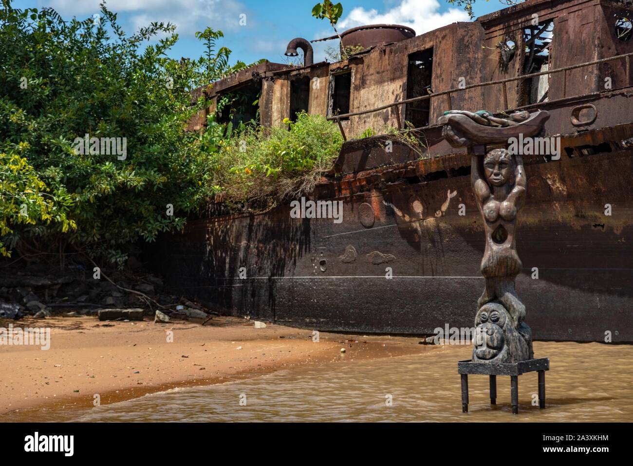 Statua della sirena di salvare il bambino dall'acqua nella parte anteriore della barca a terra sulle rive del MARONI, SAINT-Laurent du Maroni, Guiana francese, Dipartimento d'oltremare, SUD AMERICA, Francia Foto Stock