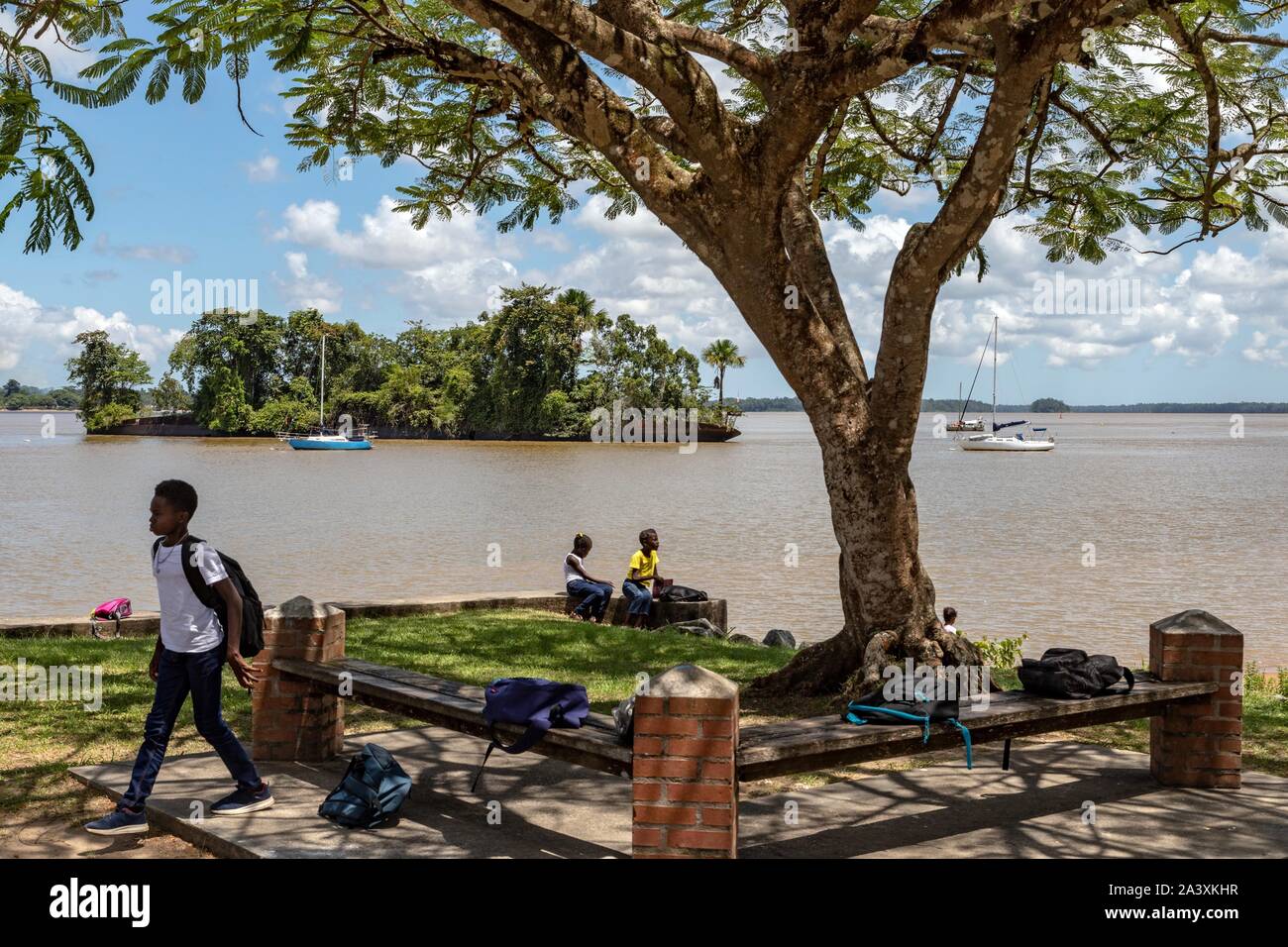 Studente sulle rive del MARONI in attesa per una barca di SAINT-Laurent du Maroni, Guiana francese, Dipartimento d'oltremare, SUD AMERICA, Francia Foto Stock