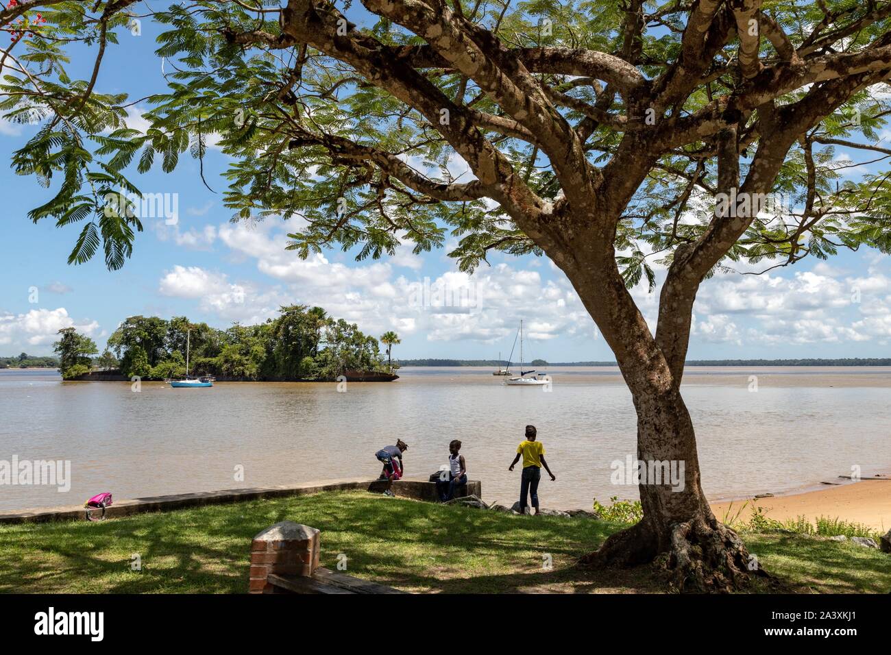 Studente sulle rive del MARONI in attesa per una barca di SAINT-Laurent du Maroni, Guiana francese, Dipartimento d'oltremare, SUD AMERICA, Francia Foto Stock