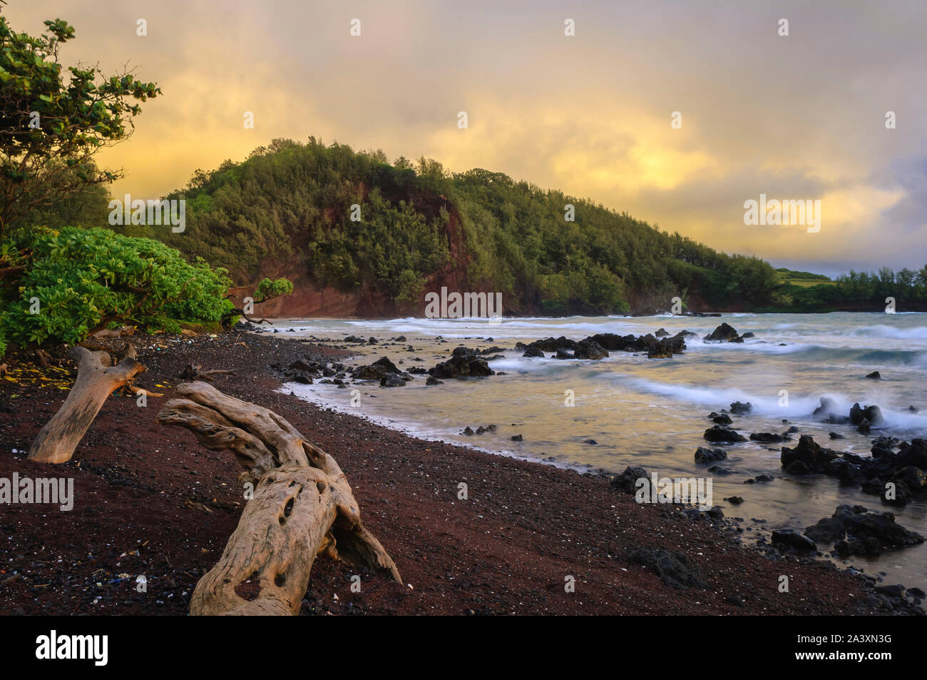La mattina presto a Koki Beach sull'Hana costa di Maui. Foto Stock