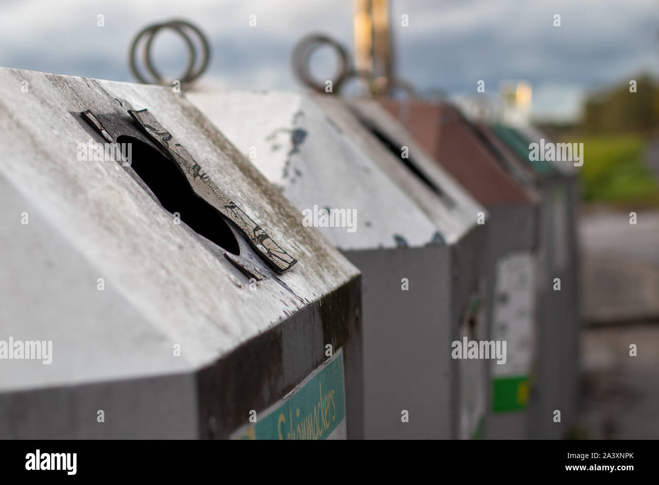 Contenitore in vetro, messa a fuoco sul primo piano, il riciclaggio Foto Stock