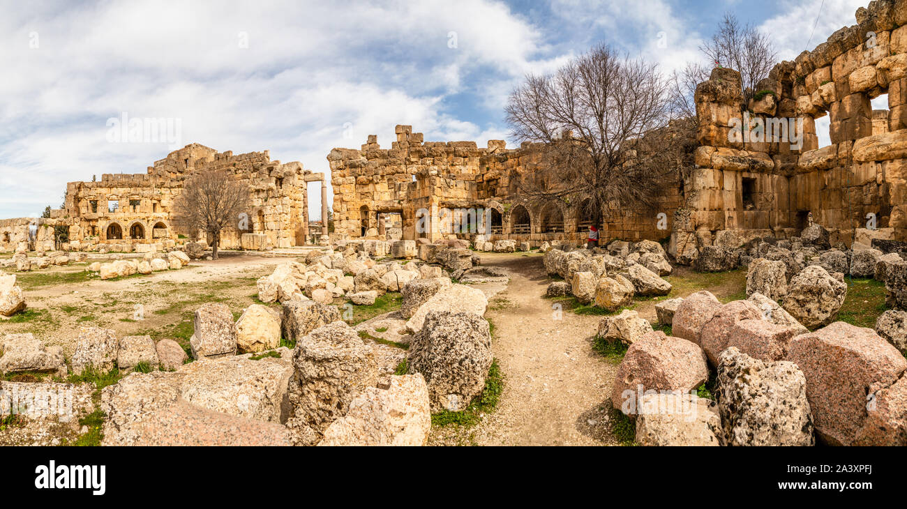 Antico rovinato pareti e colonne di Grand Court del tempio di Giove panorama, Beqaa Valley, Baalbeck, Libano Foto Stock