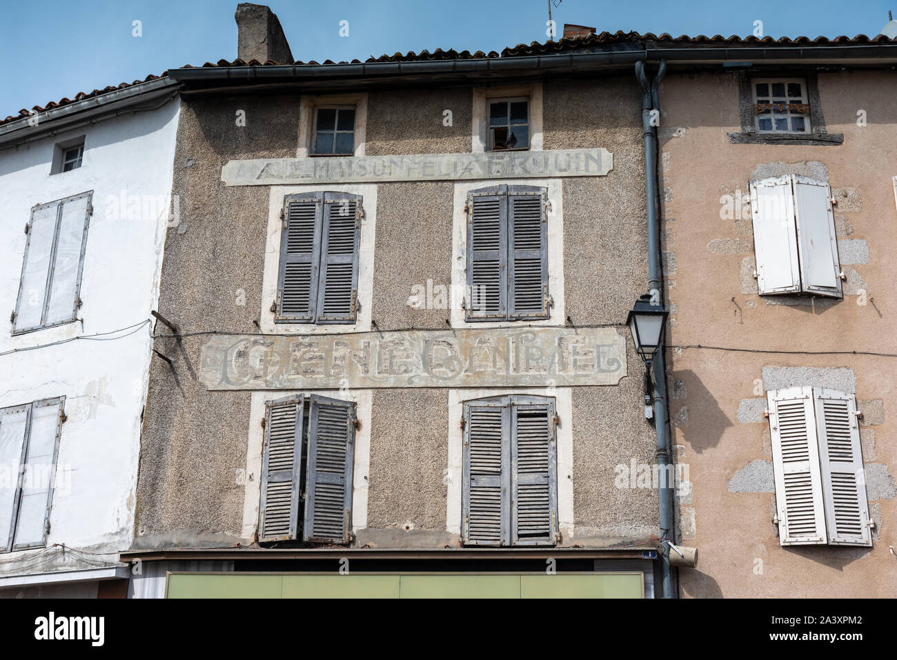 Vecchio tapparelle su gli esterni di edifici a Parthenay Francia Foto Stock