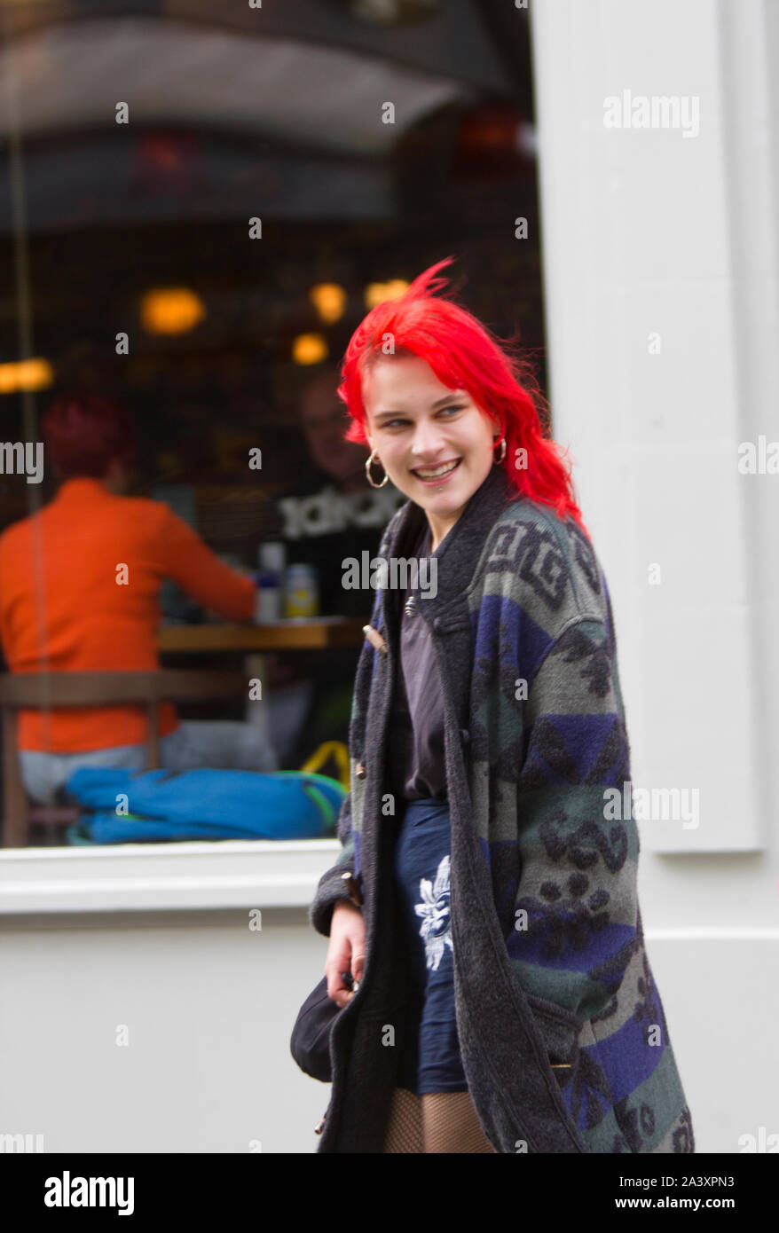 Rosso vivace ragazza CON TESTA IN LINCOLN CITY CENTRE. Foto Stock