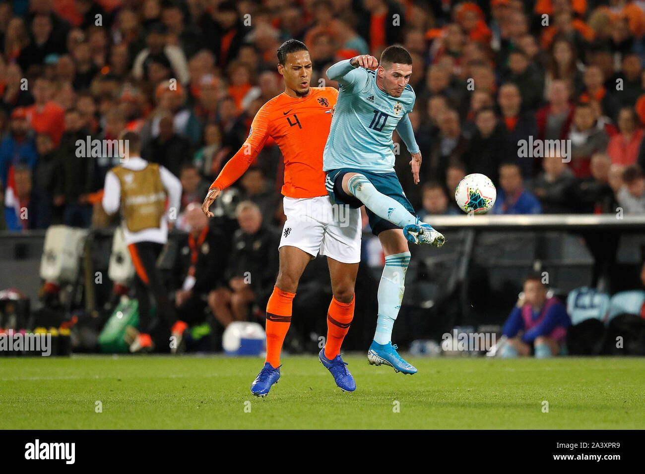 Rotterdam, Paesi Bassi. 10 ottobre, 2019. ROTTERDAM, 10-10-2019, stadio De Kuip, qualificatore Euro Paesi Bassi vs Irlanda del Nord. Paesi Bassi il capitano Virgilio van Dijk Irlanda del Nord player Kyle Lafferty durante il gioco Paesi Bassi vs Irlanda del Nord Credit: Pro scatti/Alamy Live News Foto Stock