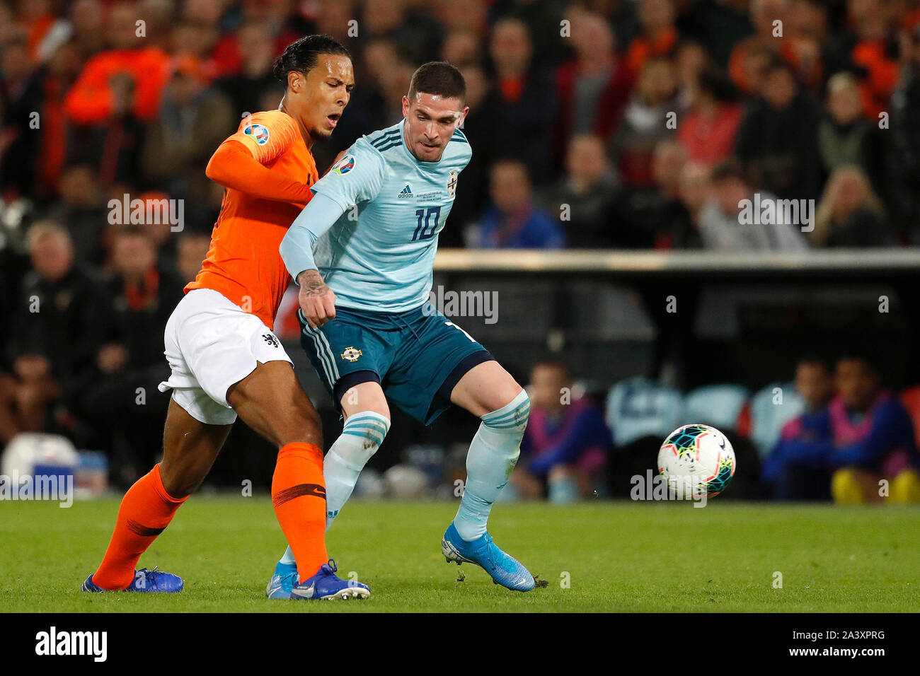 Rotterdam, Paesi Bassi. 10 ottobre, 2019. ROTTERDAM, 10-10-2019, stadio De Kuip, qualificatore Euro Paesi Bassi vs Irlanda del Nord. Paesi Bassi il capitano Virgilio van Dijk e Irlanda del Nord player Kyle Lafferty durante il gioco Paesi Bassi vs Irlanda del Nord Credit: Pro scatti/Alamy Live News Foto Stock