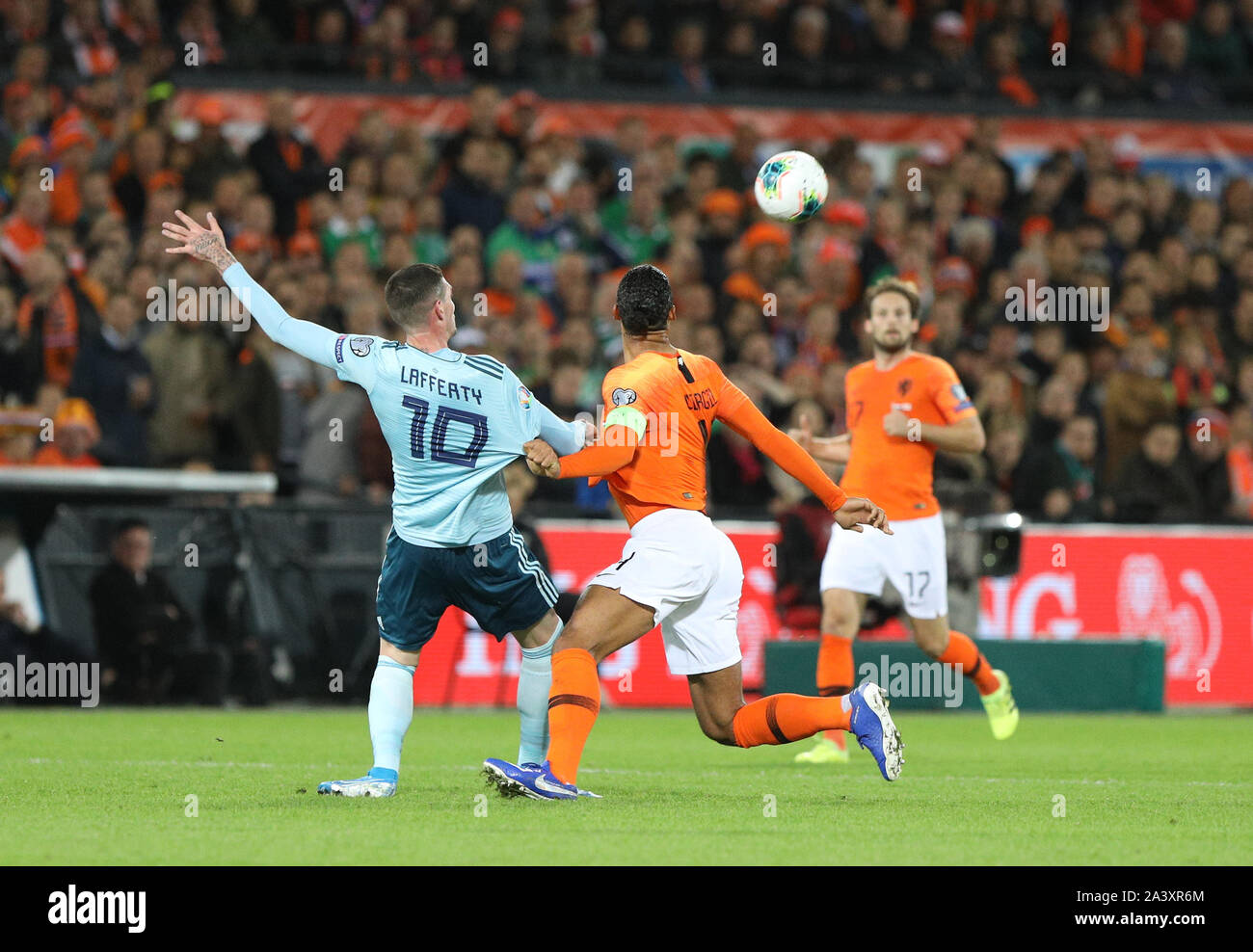 Stadion Feijenoord, Rotterdam, Paesi Bassi. 10 ottobre, 2019. Campionati Europei 2020 il qualificatore, Paesi Bassi contro l'Irlanda del Nord; Kyle Lafferty dell'Irlanda del Nord viene tirata indietro - Editoriale usare carte di credito: Azione Plus sport/Alamy Live News Foto Stock
