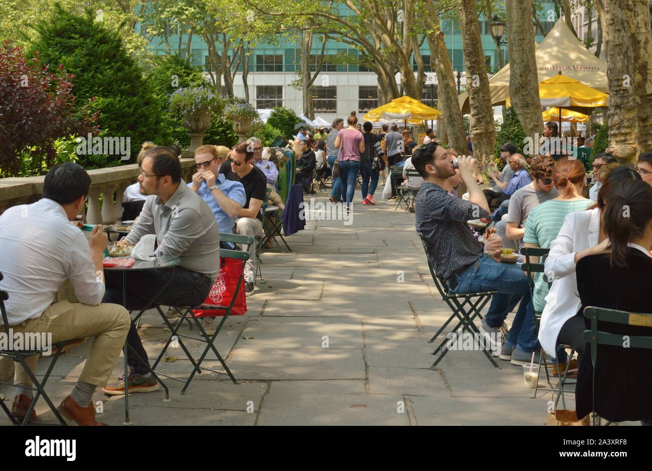 City Park in NYC persone divertendosi al Bryant Park Manhattan giorno di estate Foto Stock