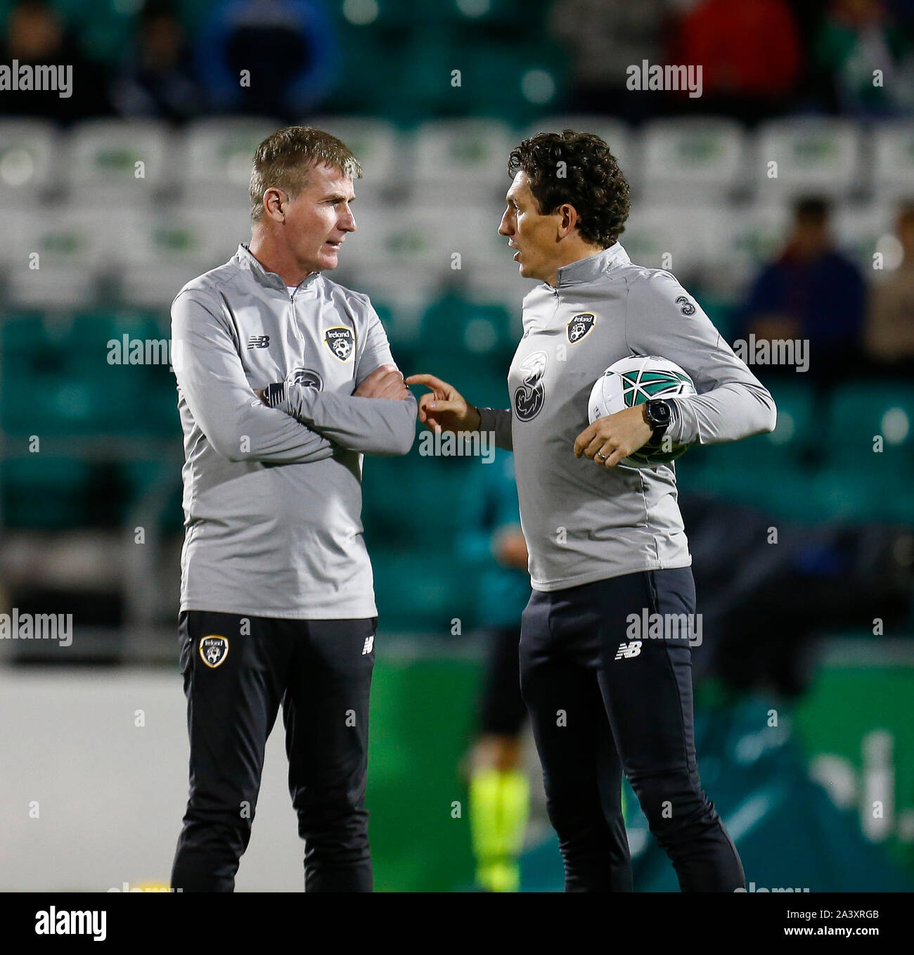 Tallaght Stadium, Dublino, Leinster, Irlanda. 10 ottobre, 2019. 2021 Sotto 21 Campionati Europei il qualificatore, Irlanda sotto 21 versus Italia Under 21; Stephen Kenny Irlanda allenatore ha una chat con Keith Andrew - Editoriale usare carte di credito: Azione Plus sport/Alamy Live News Foto Stock