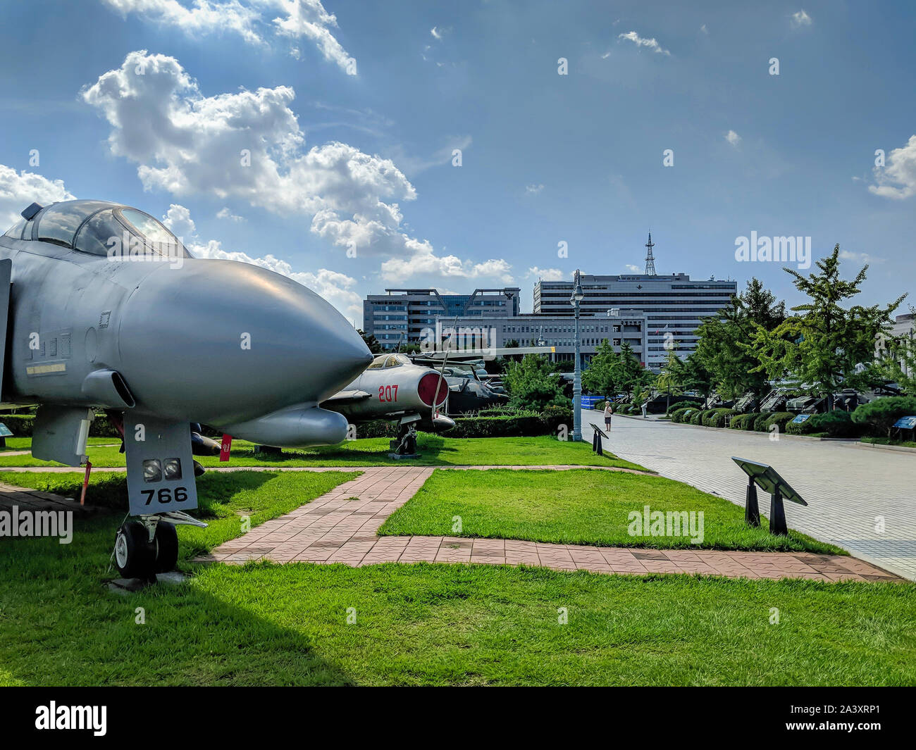 Seoul, Corea del Sud - 22 Settembre 2018 : Noi e il russo jet fighter resto sull'erba al Memoriale di guerra di Corea. Foto Stock