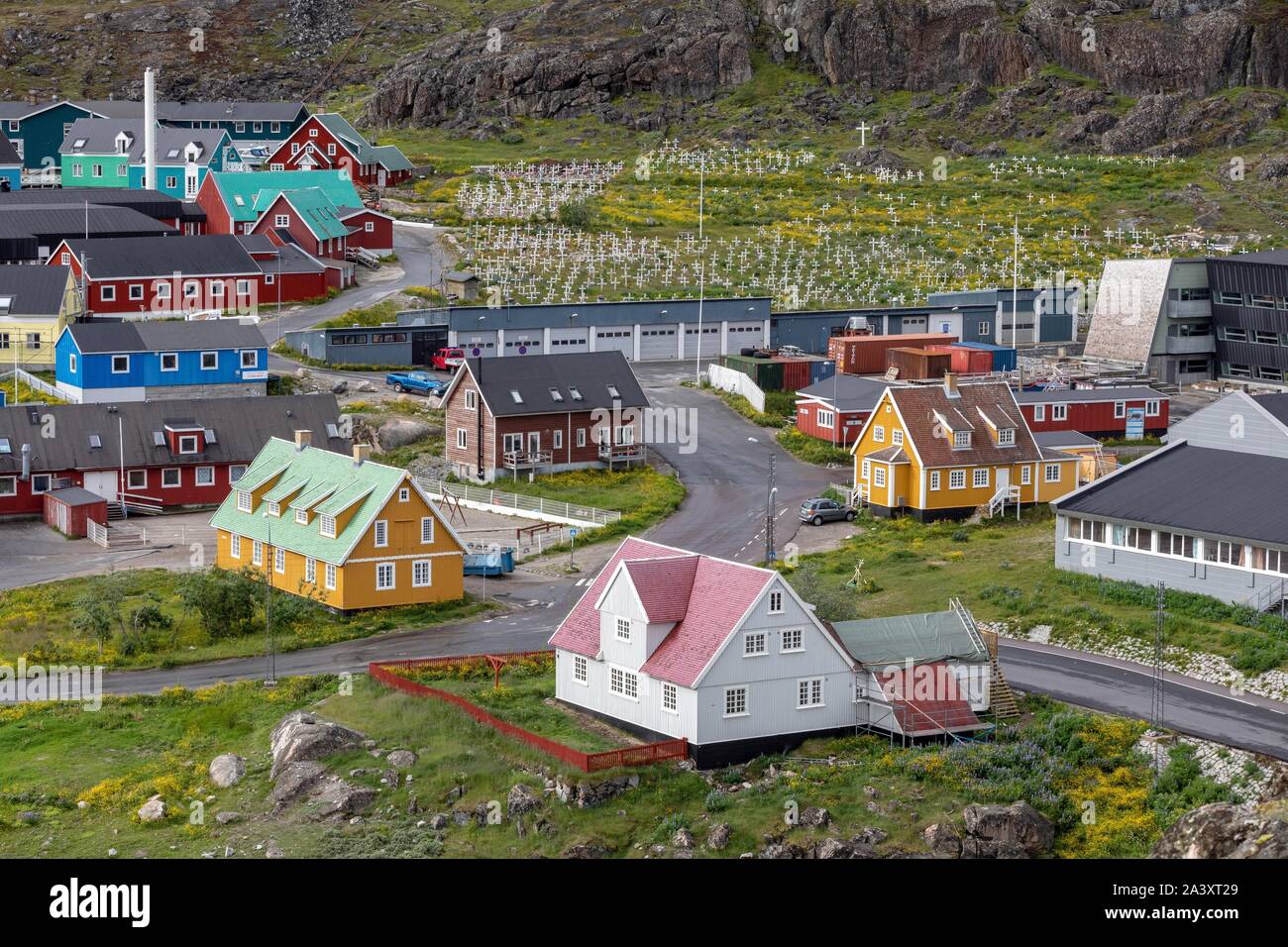 Colorate tradizionali case di legno e, sullo sfondo, il cimitero groenlandese, COMUNE DI QAQORTOQ, Groenlandia, DANIMARCA Foto Stock