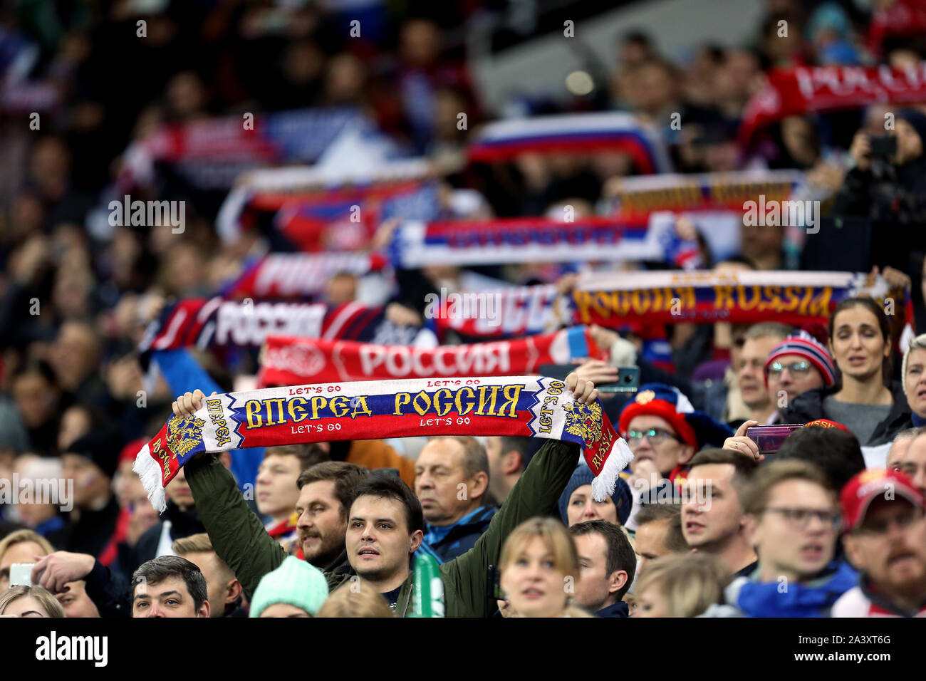 La Russia tifosi sulle tribune durante UEFA EURO 2020 qualifica, I Gruppo corrispondono al Luzhniki Stadium di Mosca. Foto Stock