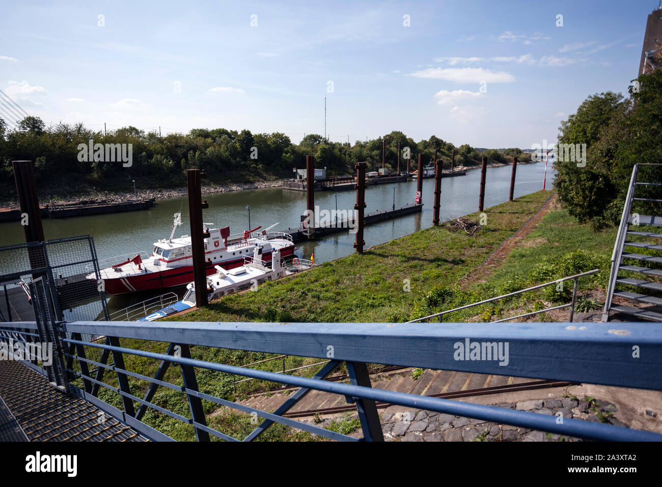 Barca di fuoco e acqua di polizia in Rhine-Lippe porto di Wesel Foto Stock