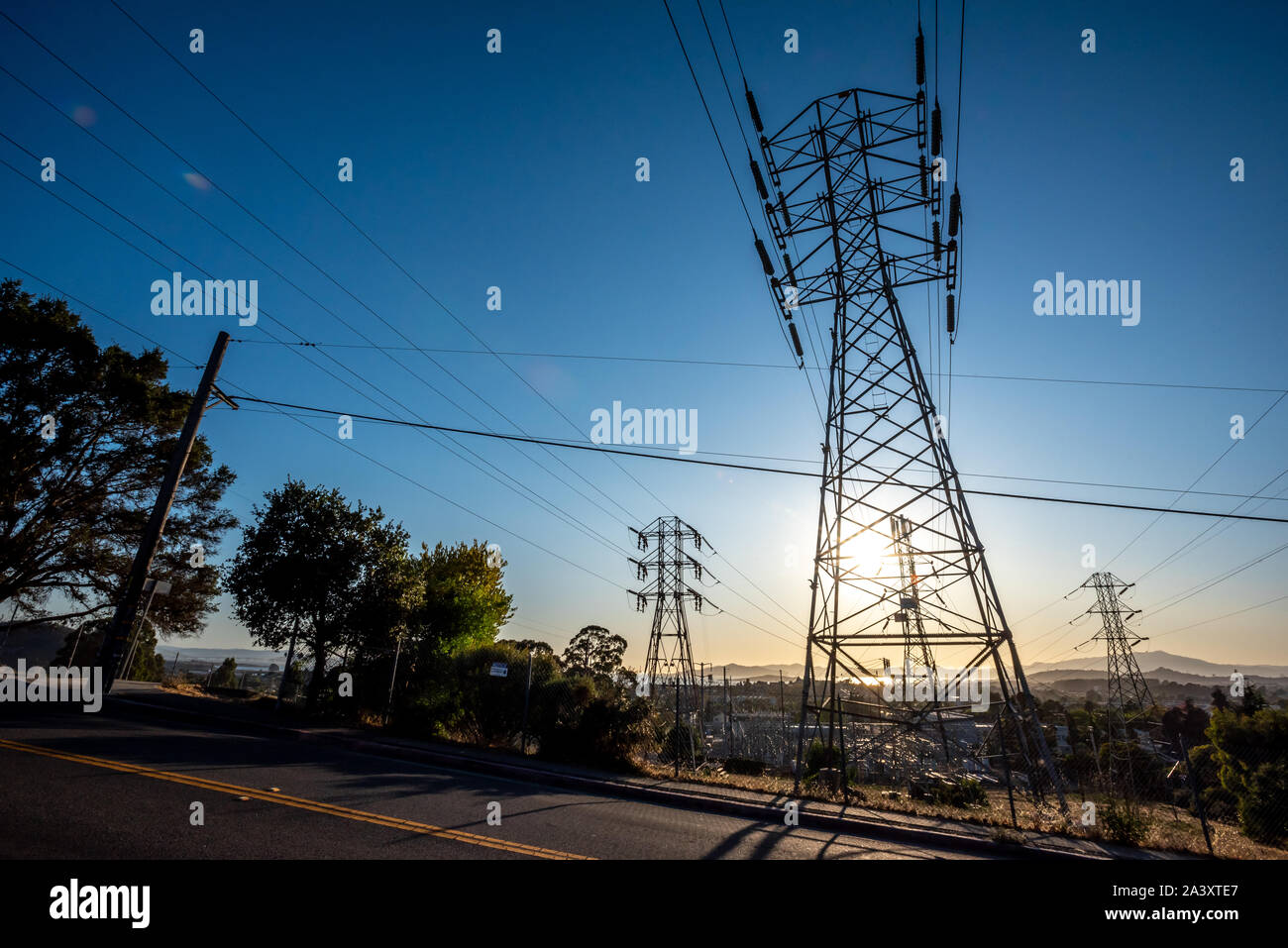 Guardando verso l'alto attraverso il trasformatore torri e su un PG&E sottostazione elettrica nella Bay Area il quartiere di El Cerrito, California. Foto Stock