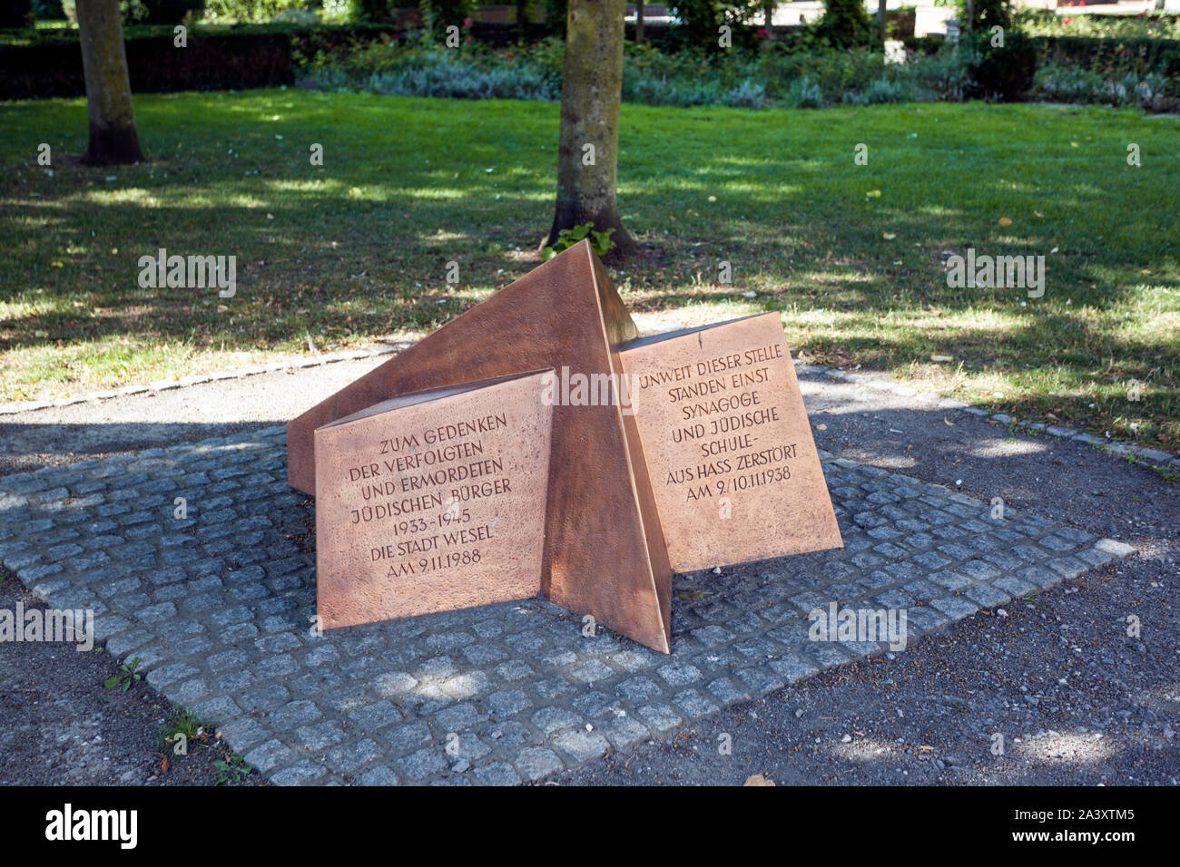 Memorial presso Willibrordiplatz commemorando i perseguitati e uccisi gli ebrei in Wesel Foto Stock