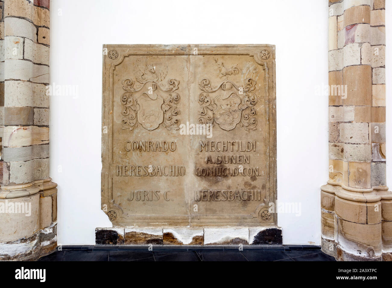 Antica tomba lastre dal Medioevo in Willibrordi Cattedrale di Wesel Foto Stock