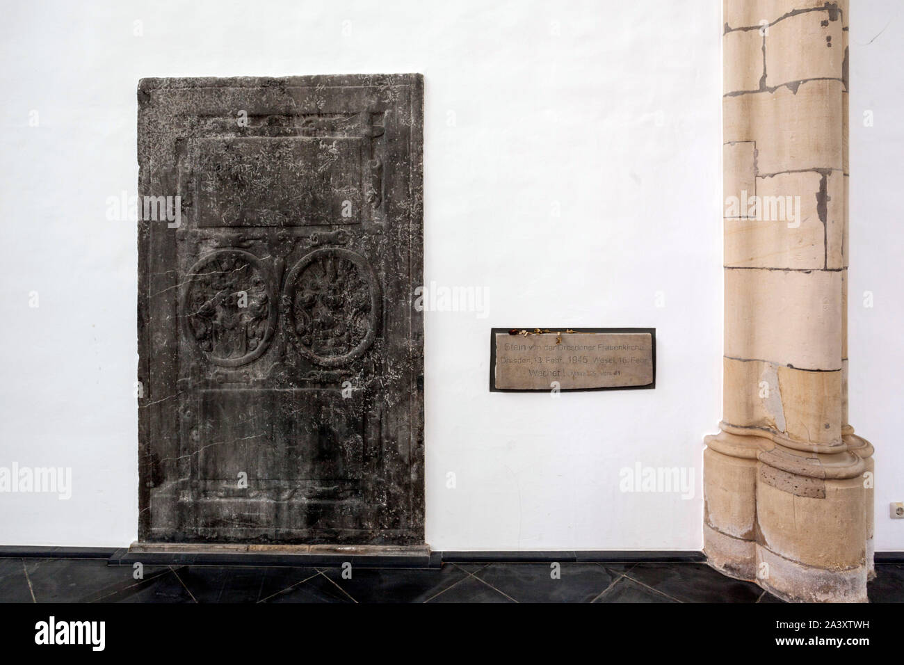 Antica tomba lastre dal Medioevo in Willibrordi Cattedrale di Wesel Foto Stock