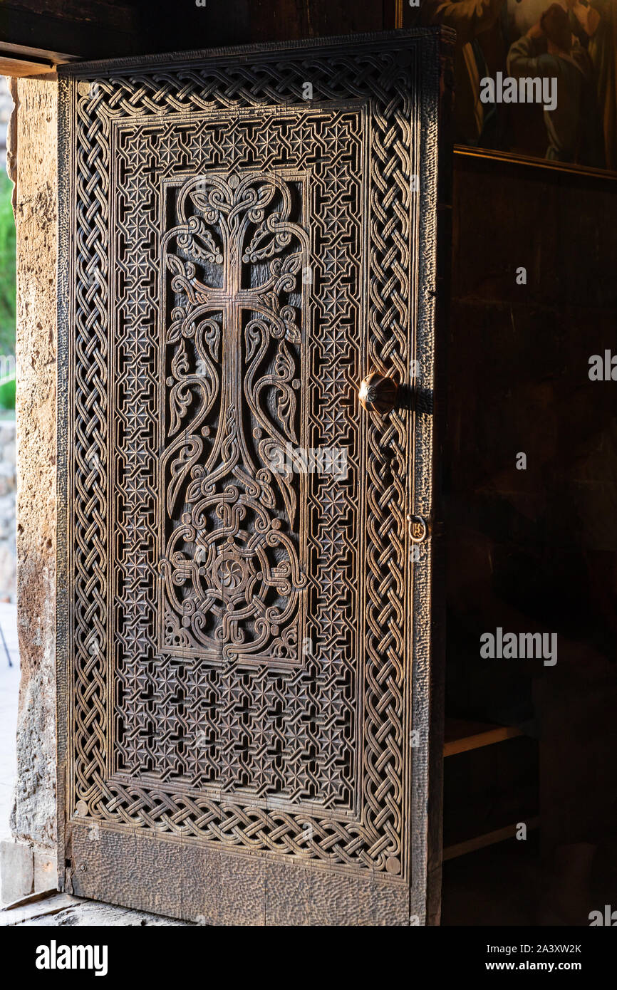 Armenia. Ararat provincia. Valle Ararat. Lusarat. Agosto 16, 2018. Scolpiti in legno porta a Khor Virap monastero. Foto Stock