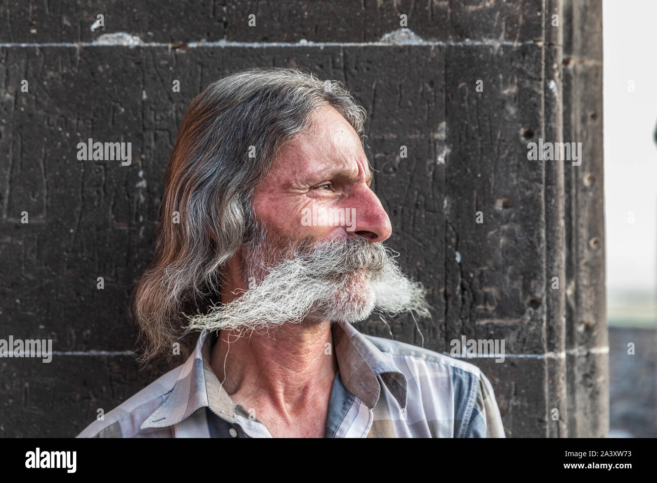 Armenia. Ararat provincia. Valle Ararat. Lusarat. Agosto 16, 2018. Uomo con grandi baffi a Khor Virap monastero. Foto Stock