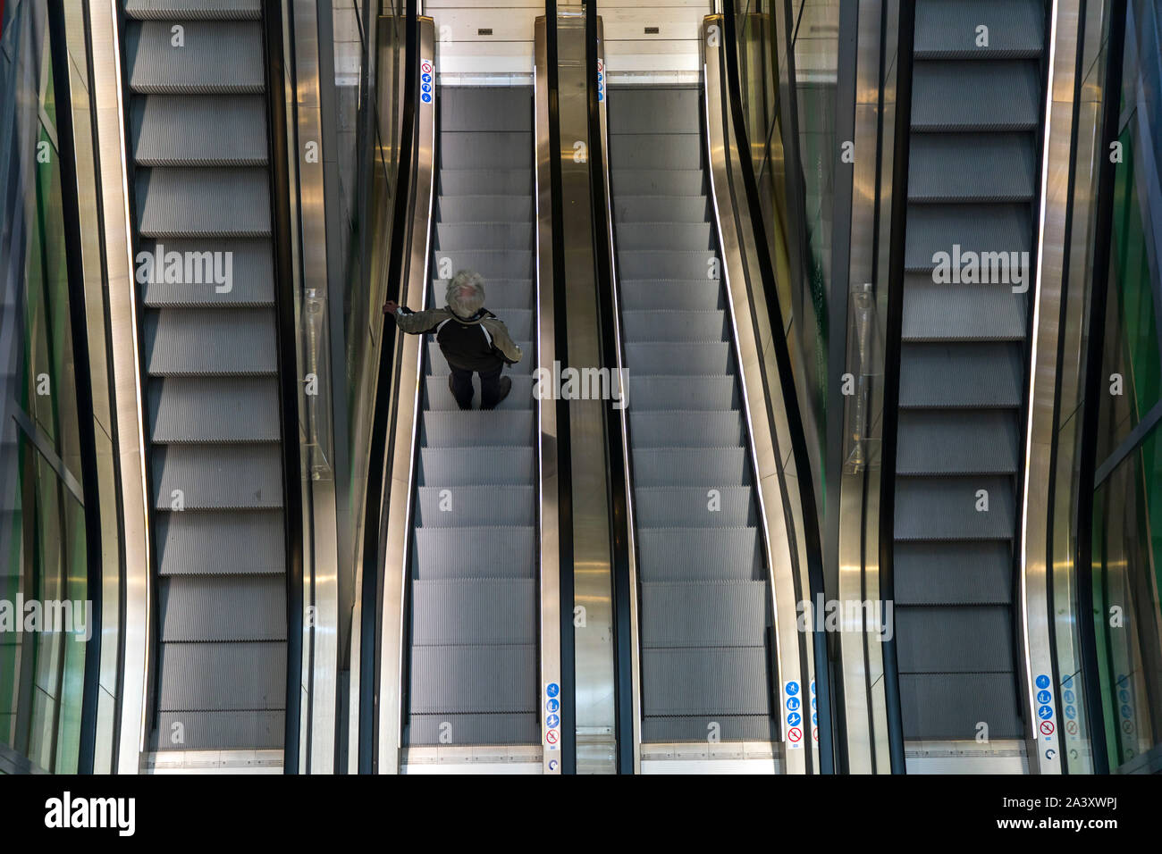 Persona su un escalator, escalator, Foto Stock