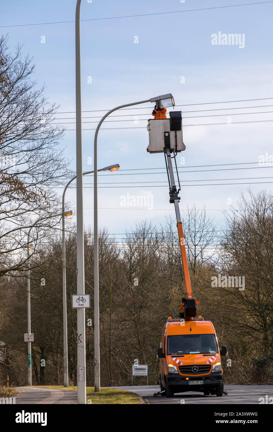 Riparazione, manutenzione dei lampioni, public utilities, a Düsseldorf, carrelli elevatori, sostituzione di lampade difettose, Foto Stock
