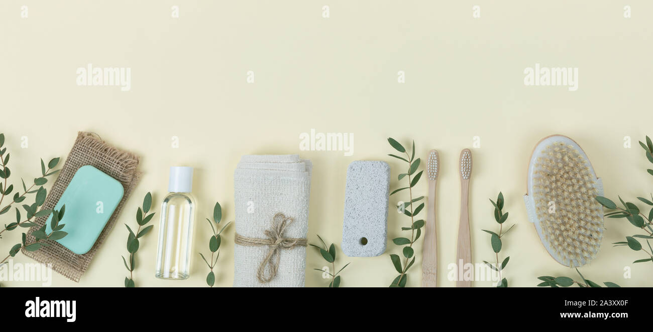 Vari eco friendly trattamento spa e wellness procucts. Personali diversi oggetti di igiene. La consapevolezza ambientale e il concetto di bellezza Foto Stock