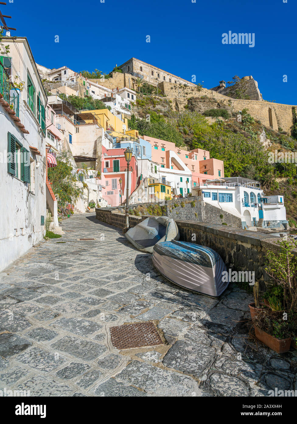 New Scenic 5 posti in vista della bellissima isola di Procida, vicino a Napoli, regione Campania, Italia. Foto Stock