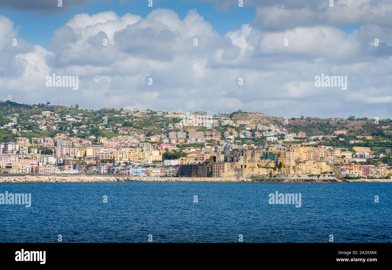 Pozzuoli come visto dal traghetto a Procida. Napoli, campania, Italy. Foto Stock