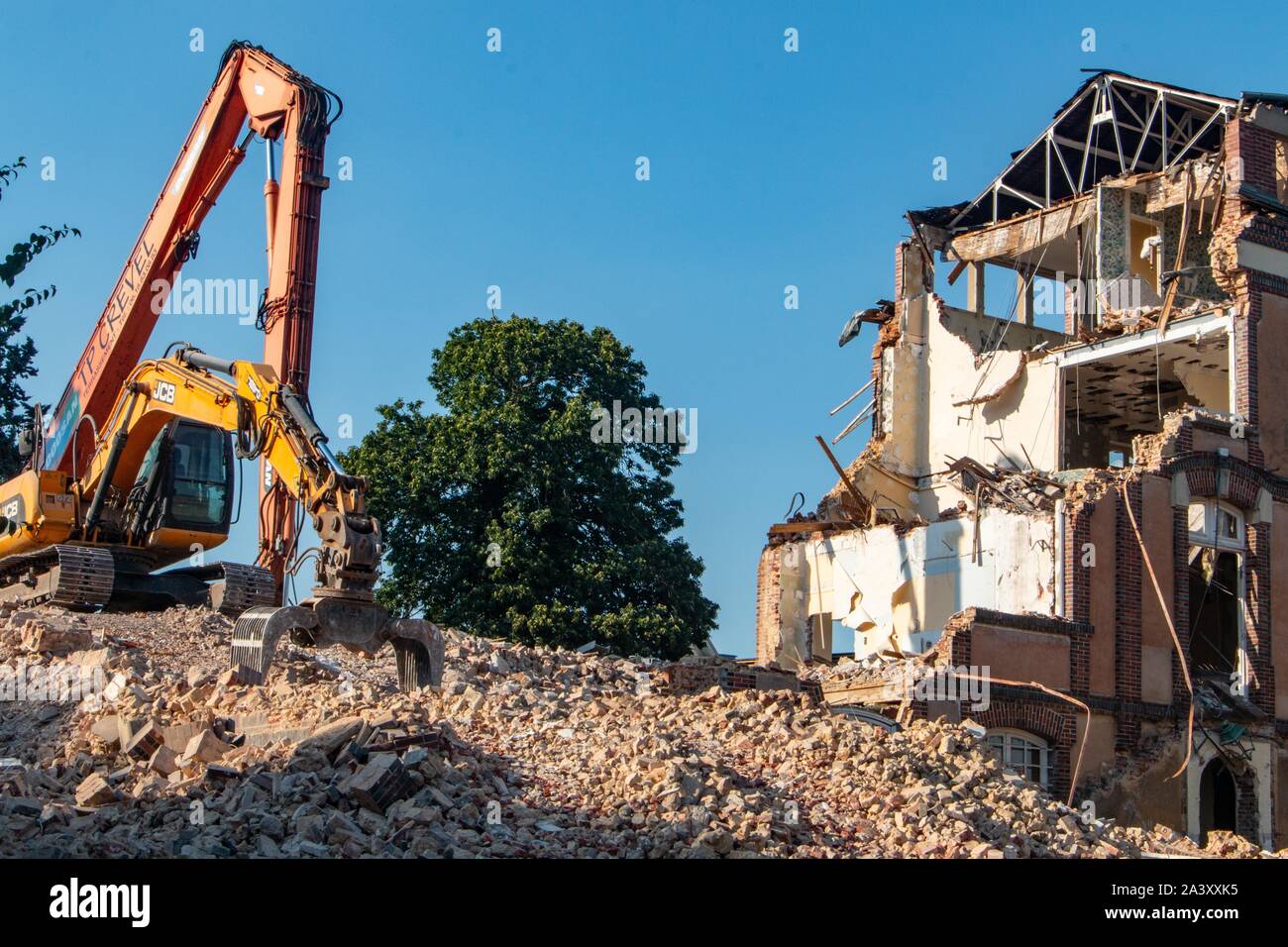 Retroescavatori per la demolizione del vecchio ANDRE COUTURIER OSPEDALE, RUGLES (27), Francia Foto Stock