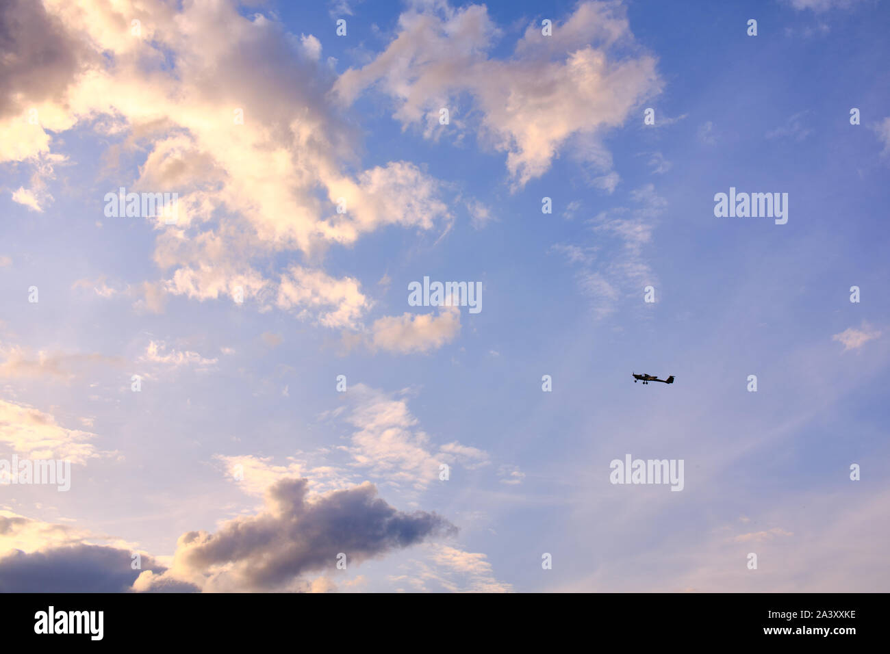 Piccolo piano nella parte anteriore di un colorato e cielo molto nuvoloso in vivace atmosfera serale Foto Stock