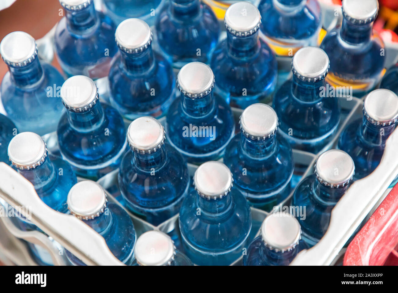 Scatola con acqua minerale, in bottiglie di vetro con tappi a corona, Foto Stock