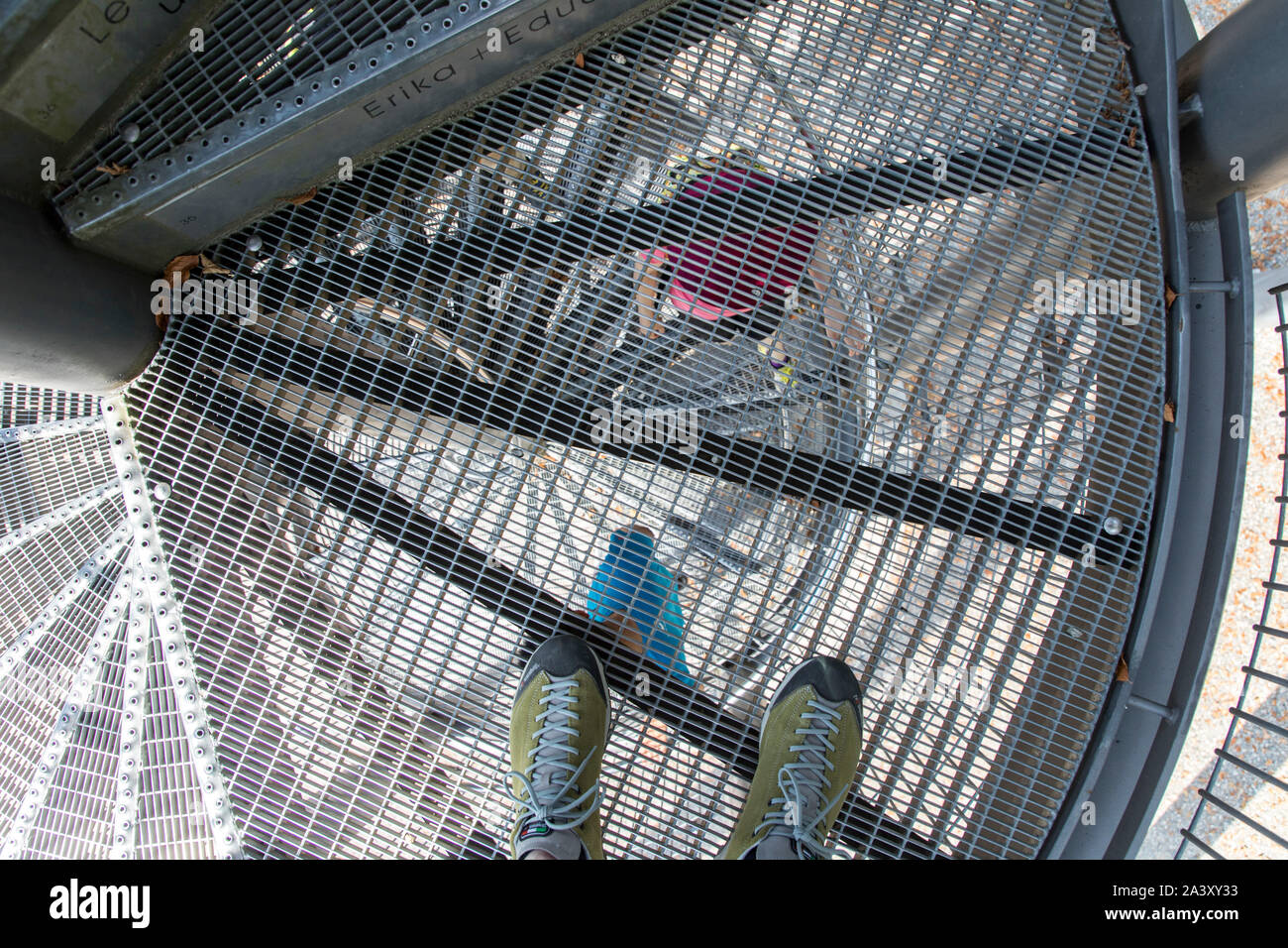 La paura delle altezze, scala a spirale con il reticolo, visualizza in basso nella profondità, Foto Stock