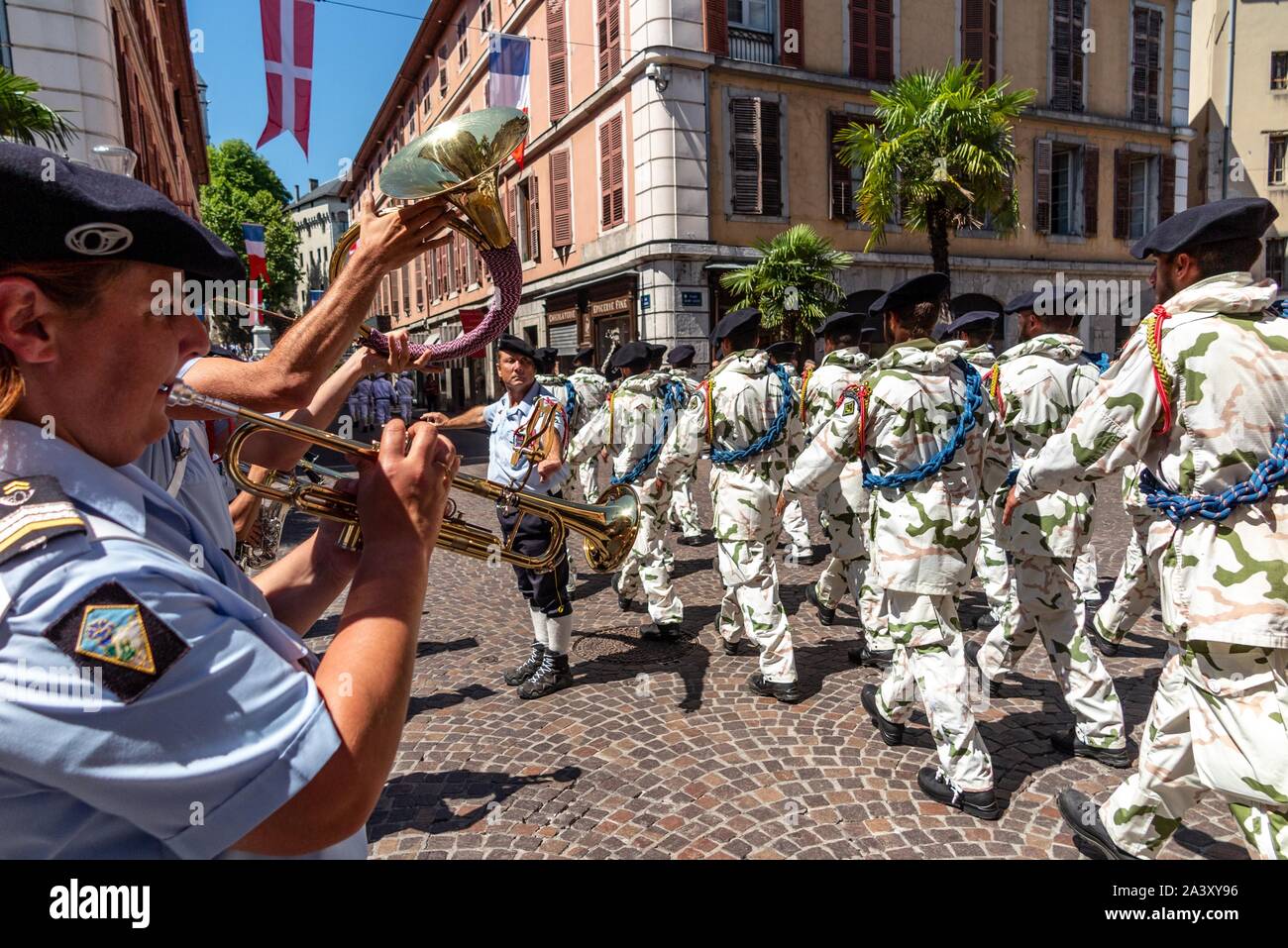 Parata militare sulla Rue de BOIGNE che conduce al castello dei duchi di Savoia, CHAMBERY, SAVOY (73), Francia Foto Stock