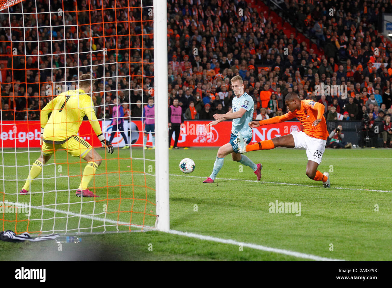 Rotterdam, Paesi Bassi. 10 ottobre, 2019. ROTTERDAM, 10-10-2019, stadio De Kuip, qualificatore Euro Paesi Bassi vs Irlanda del Nord. Irlanda del Nord il portiere Bailey Peacock-Farrell Irlanda del Nord player George Saville e Paesi Bassi player Denzel Dumfries durante il gioco Paesi Bassi vs Irlanda del Nord Credit: Pro scatti/Alamy Live News Foto Stock