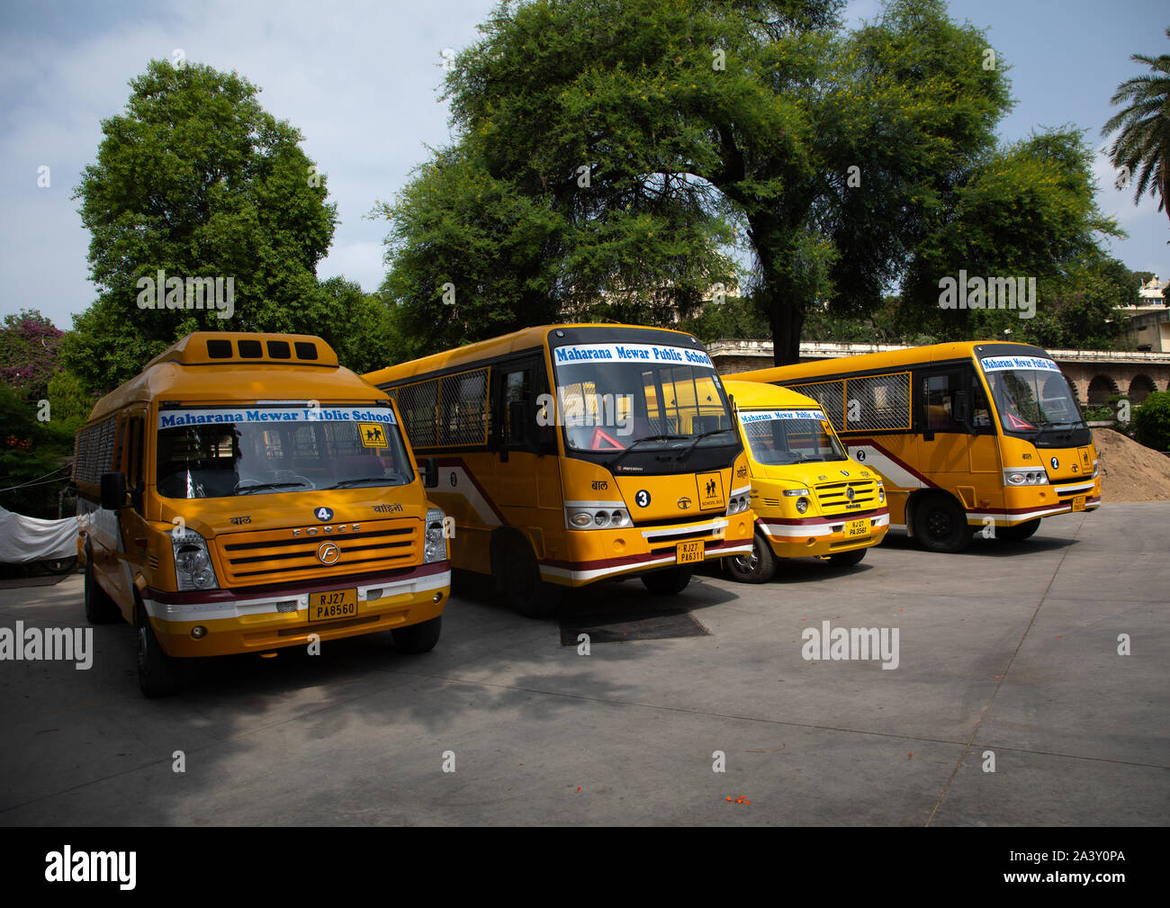 Gli scuolabus parcheggiato, Rajasthan, Udaipur, India Foto Stock