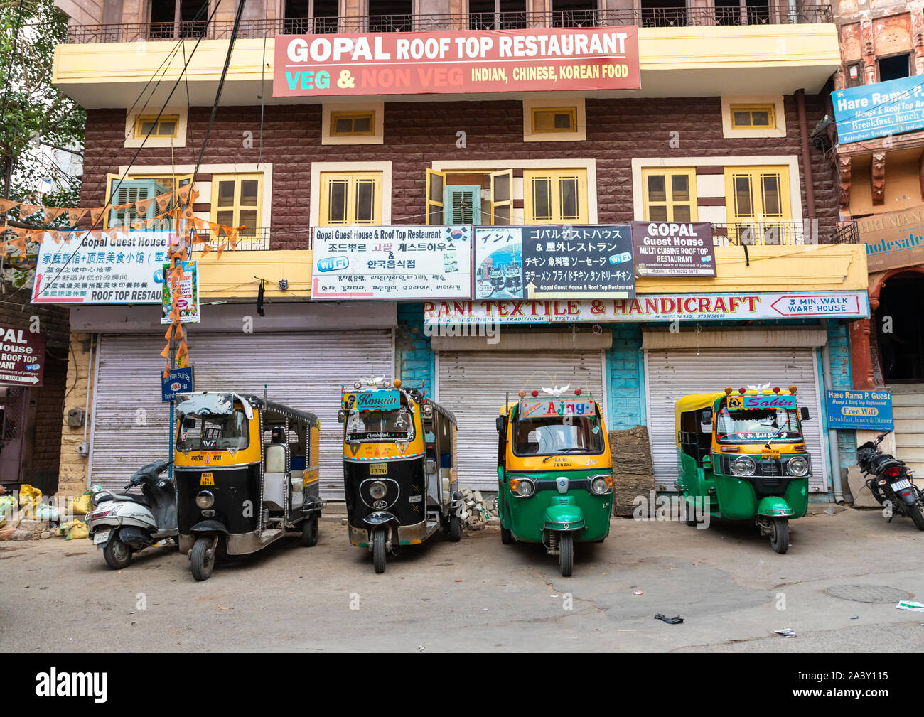 Giallo risciò motorizzati schierate in strada, Rajasthan, Jodhpur, India Foto Stock