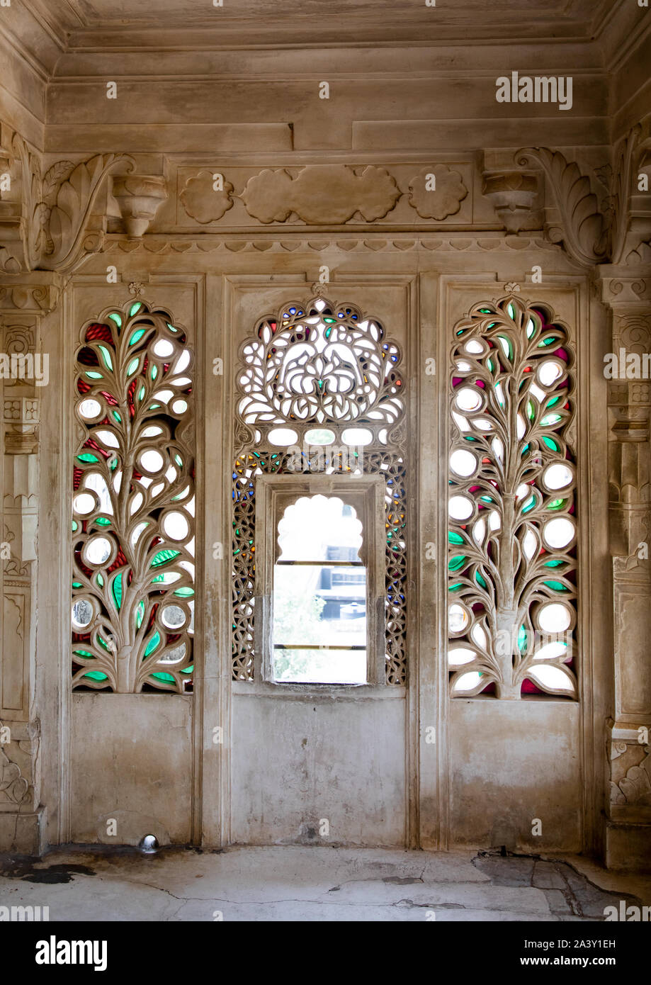 Colorato le finestre di vetro macchiate nel palazzo, Rajasthan, Udaipur, India Foto Stock