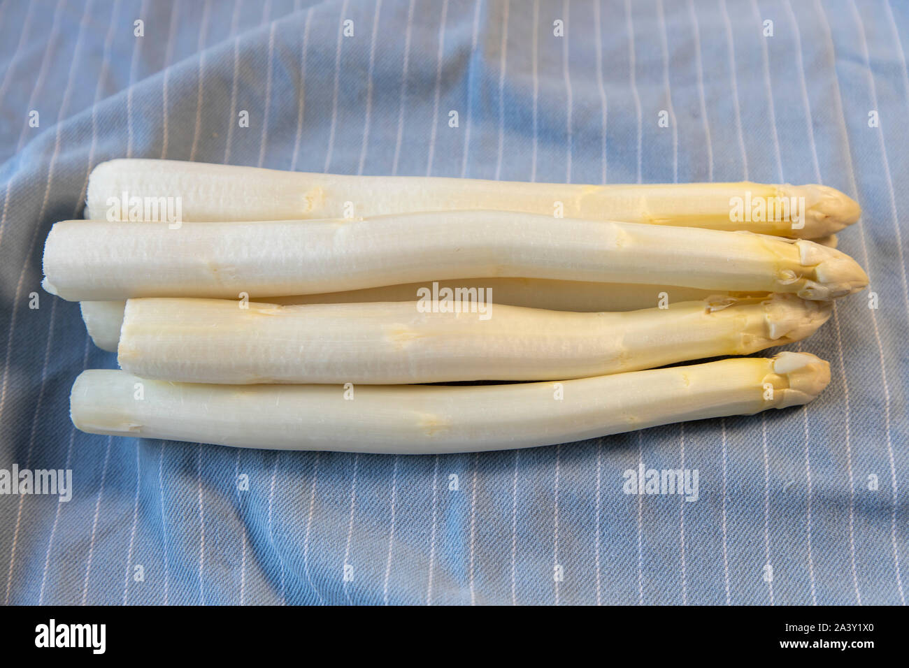 Asparagi bianchi, asparagi spears, materie, con la buccia e Foto Stock