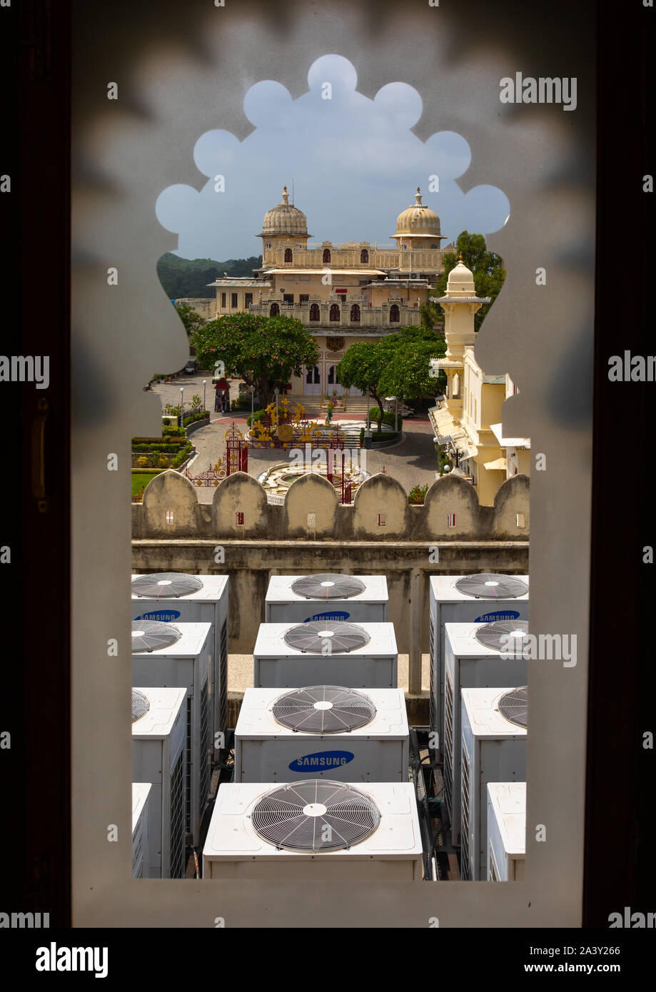 Finestra con vista su condizionatori nel palazzo di città, Rajasthan, Udaipur, India Foto Stock