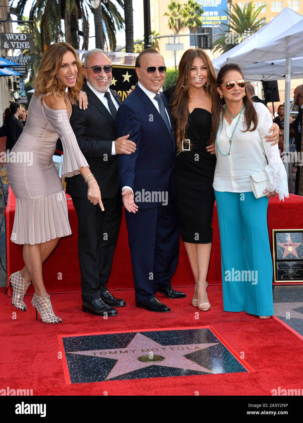 LOS ANGELES, CA. Ottobre 10, 2019: Lilli Estefan, Emilio Estefan, Tommy Mottola, Thalia Mottola & Gloria Estefan all'Hollywood Walk of Fame Star Cerimonia in onore di Tommy Mottola. Foto: Paul Smith/Featureflash Foto Stock