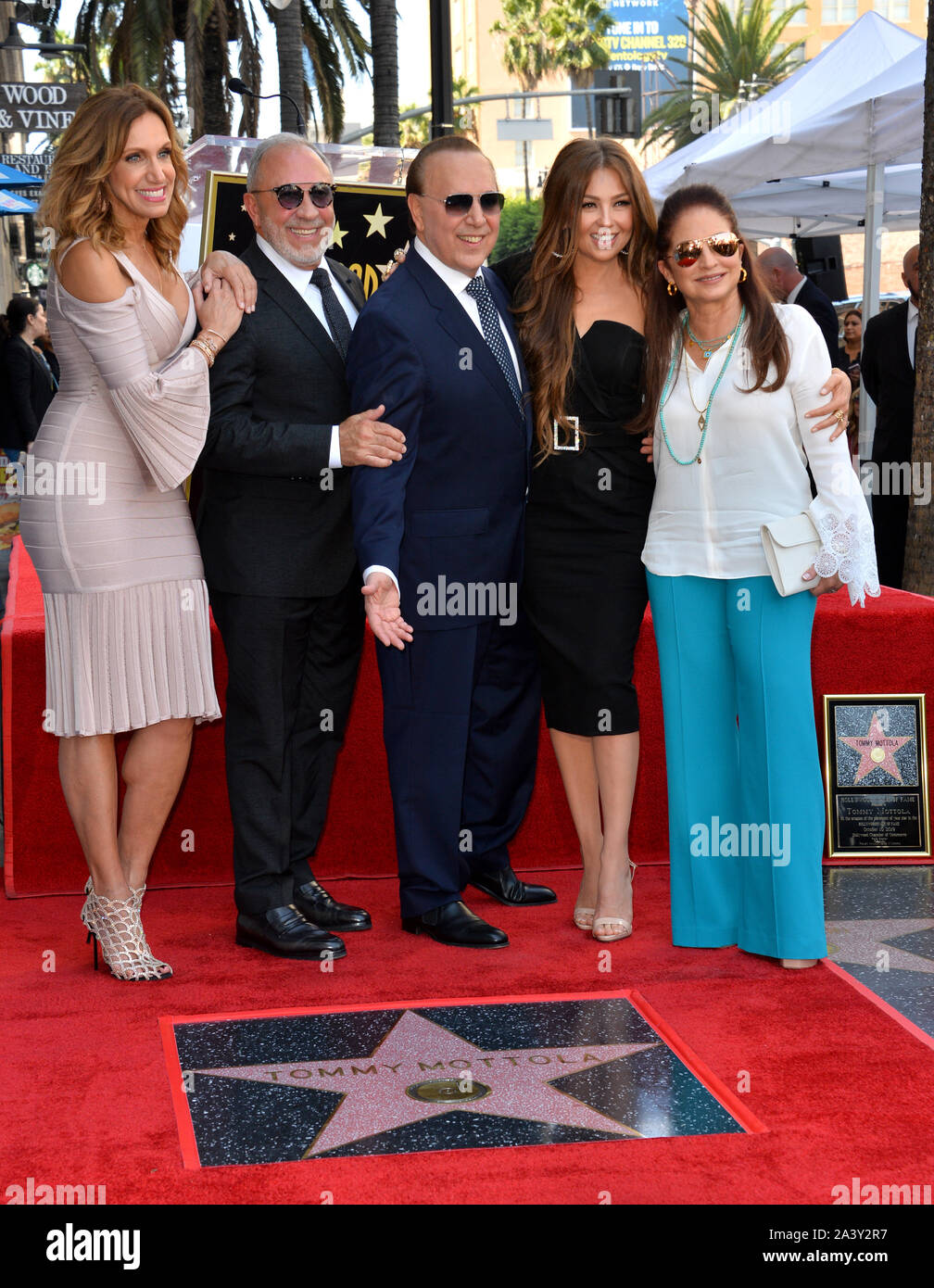 LOS ANGELES, CA. Ottobre 10, 2019: Lilli Estefan, Emilio Estefan, Tommy Mottola, Thalia Mottola & Gloria Estefan all'Hollywood Walk of Fame Star Cerimonia in onore di Tommy Mottola. Foto: Paul Smith/Featureflash Foto Stock