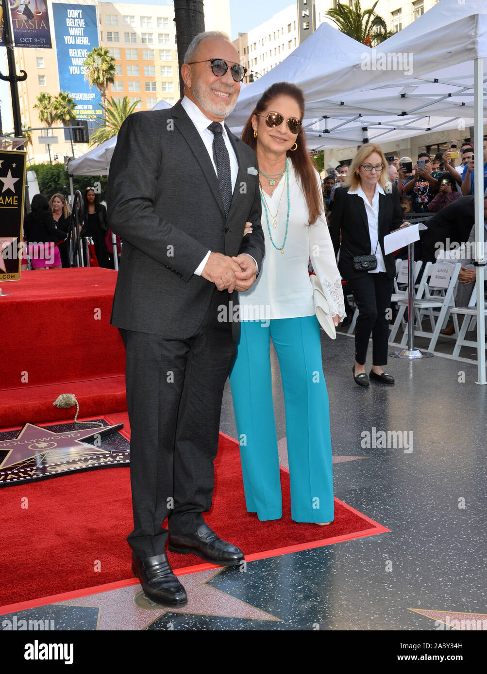 LOS ANGELES, CA. Ottobre 10, 2019: Emilio Estefan & Gloria Estefan all'Hollywood Walk of Fame Star Cerimonia in onore di Tommy Mottola. Foto: Paul Smith/Featureflash Foto Stock
