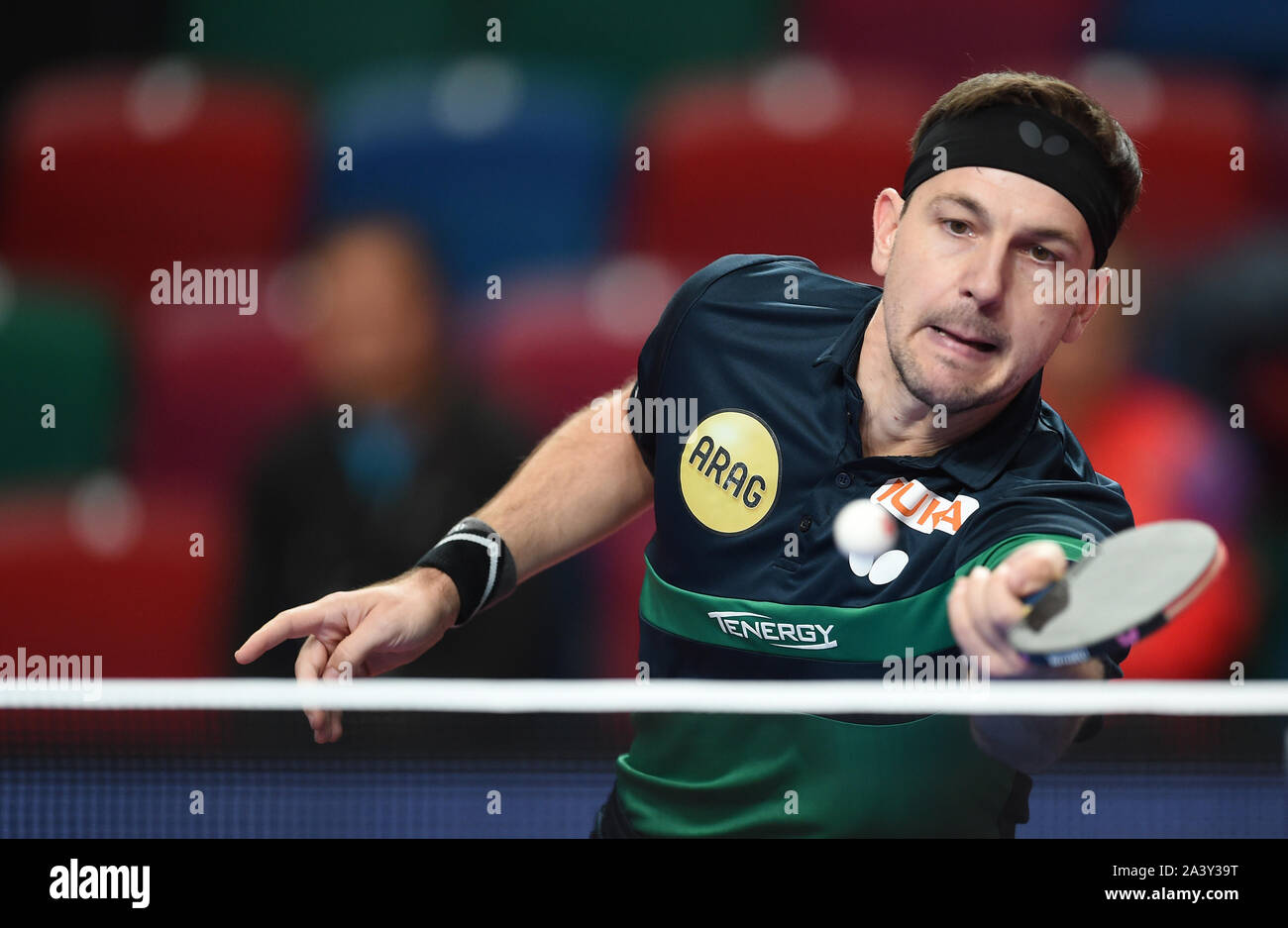 Bremen, Germania. 10 ottobre, 2019. Ping-pong: German Open, uomini singoli, 1° round principale. Timo Boll dalla Germania svolge un diretti nella sua partita contro Z. Qihao dalla Cina. Credito: Carmen Jaspersen/dpa/Alamy Live News Foto Stock