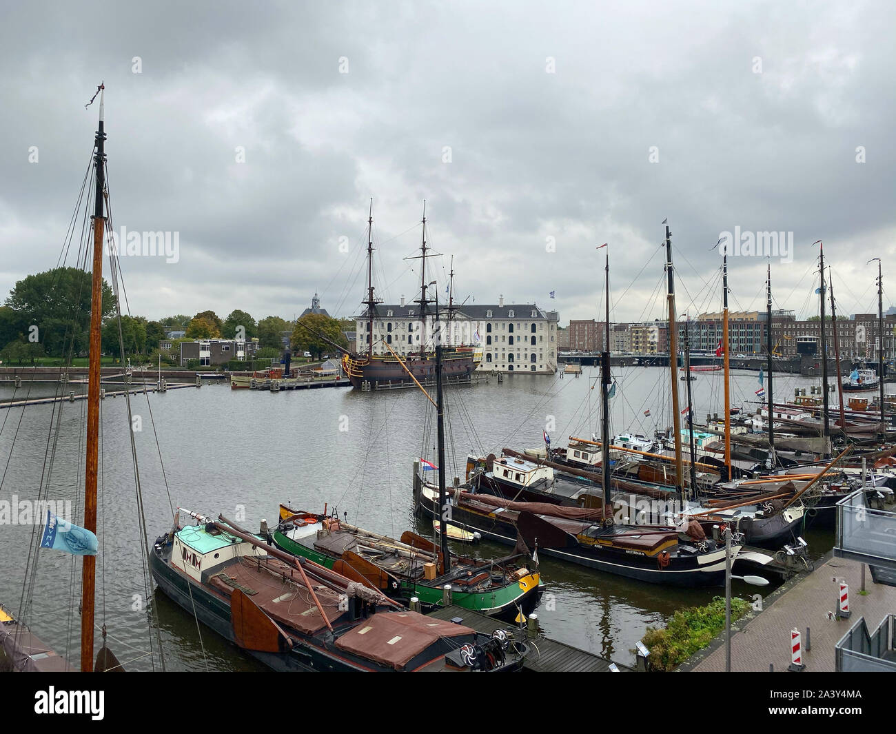 Amsterdam, Paesi Bassi - Ottobre 4,2019: Il Museo Nazionale Marittimo è un enorme edificio storico. Il museo è situato un po' fuori del centro di Amsterdam Foto Stock