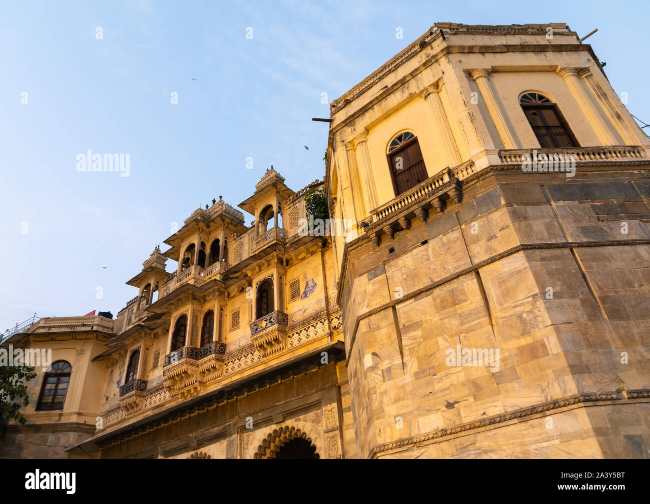 Edificio storico su Gangaur ghat, Rajasthan, Udaipur, India Foto Stock