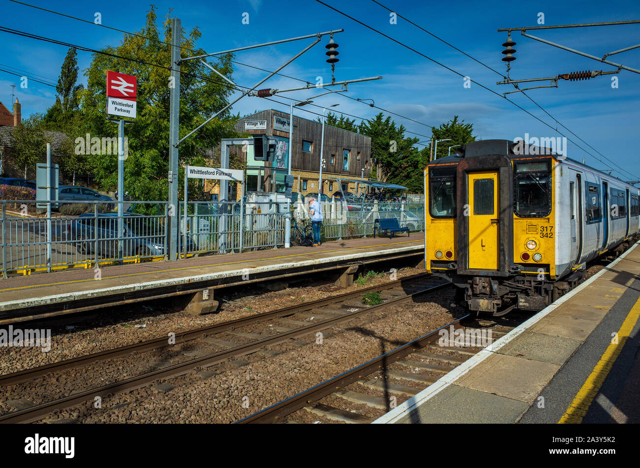 Maggiore Anglia treno arrivando a Whittlesford Parkway station, a sud di Cambridge, sul suo cammino a Londra Liverpool Street. Foto Stock