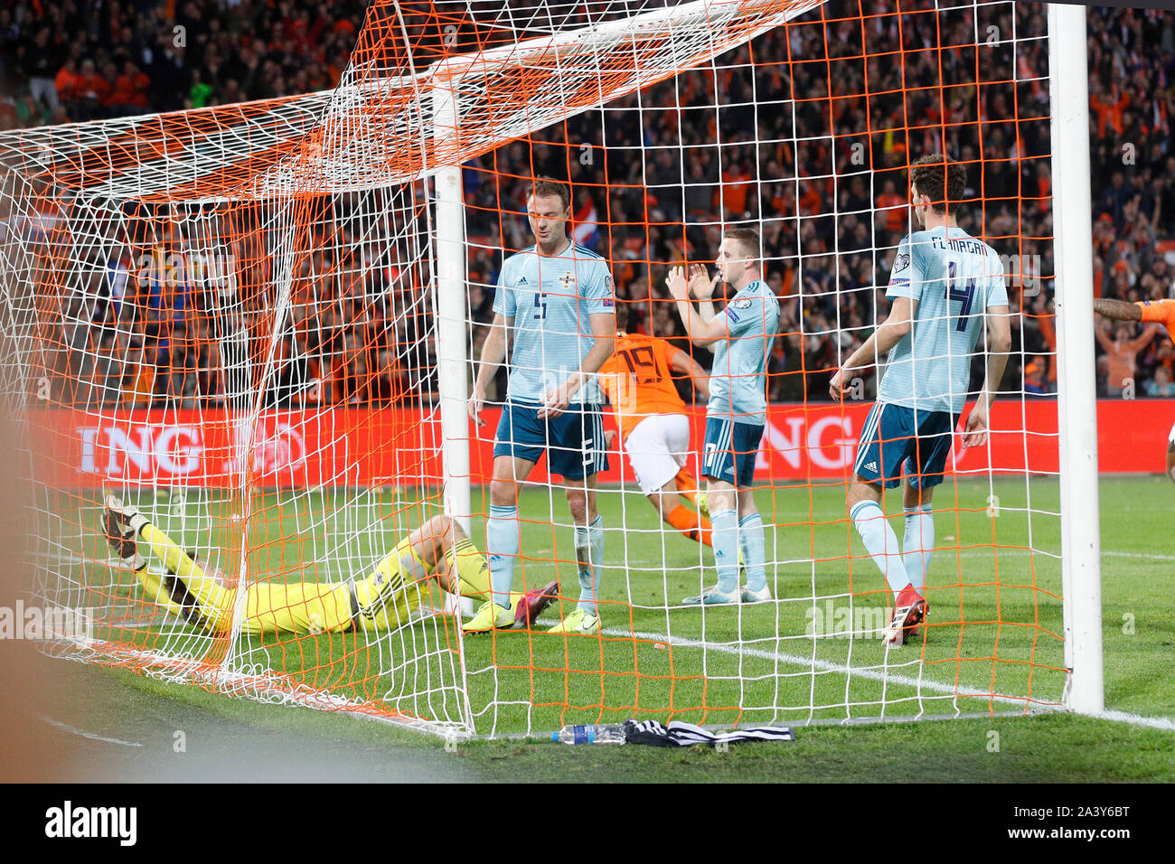 Rotterdam, Paesi Bassi. 10 ottobre, 2019. ROTTERDAM, 10-10-2019, stadio De Kuip, qualificatore Euro Paesi Bassi vs Irlanda del Nord Irlanda del Nord il portiere Bailey Peacock-Farrell Irlanda del Nord player Jonny Evans Irlanda del Nord giocatore Paddy McNair e Irlanda del Nord player Tom Flanagan deluso dopo il 2-1 durante il gioco Paesi Bassi vs Irlanda del Nord Credit: Pro scatti/Alamy Live News Foto Stock