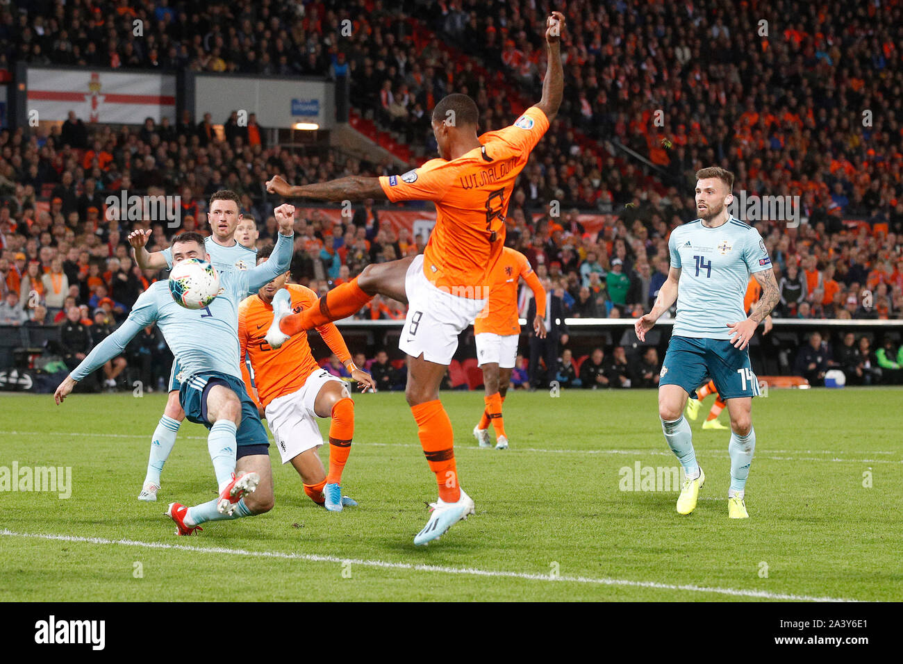 Rotterdam, Paesi Bassi. 10 ottobre, 2019. ROTTERDAM, 10-10-2019, stadio De Kuip, qualificatore Euro Paesi Bassi vs Irlanda del Nord Irlanda del Nord player Michael Smith giocatore olandese Georginio Wijnaldum durante il gioco Paesi Bassi vs Irlanda del Nord Credit: Pro scatti/Alamy Live News Foto Stock